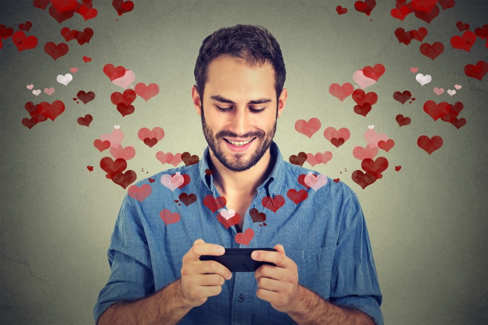 Mand der bruger dating-app